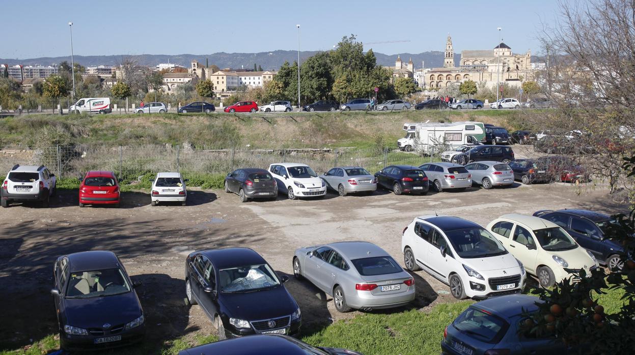 Coches aparcados en solares del Campo de la Verdad