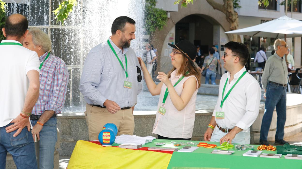 El candidato de Vox, Rafael Saco, ayer en una mesa informativa de este partido