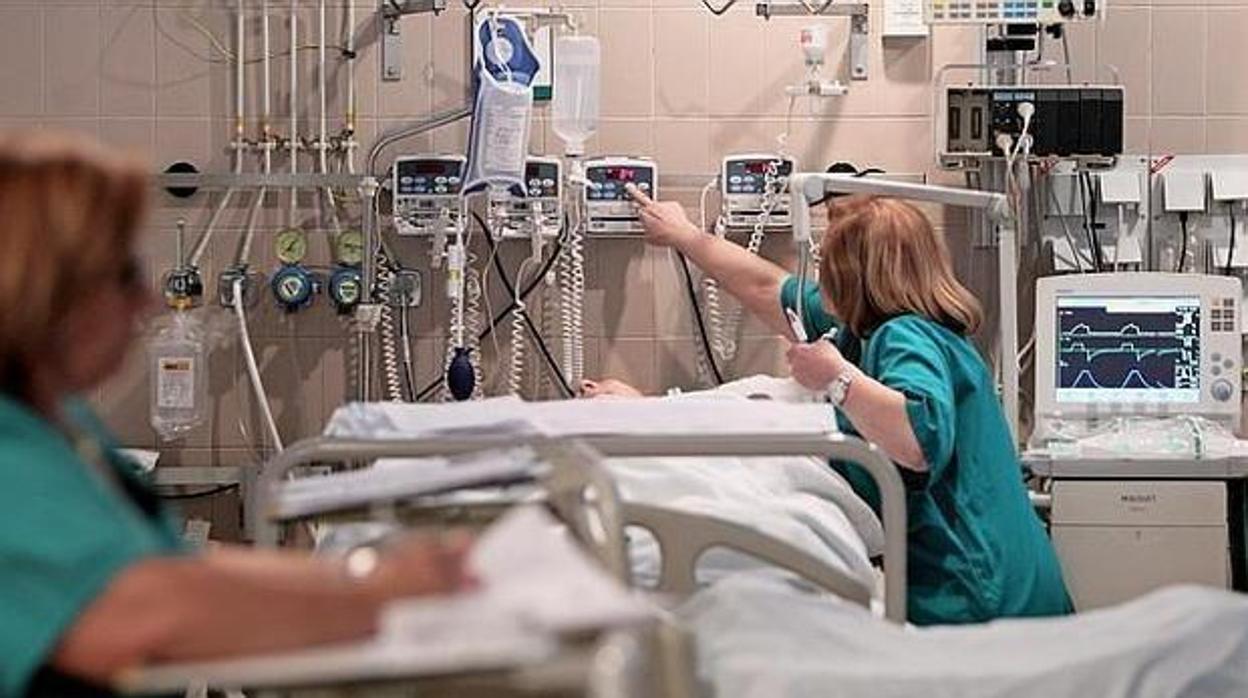 Dos enfermeras trabajando en un hospital en la atención a un enfermo