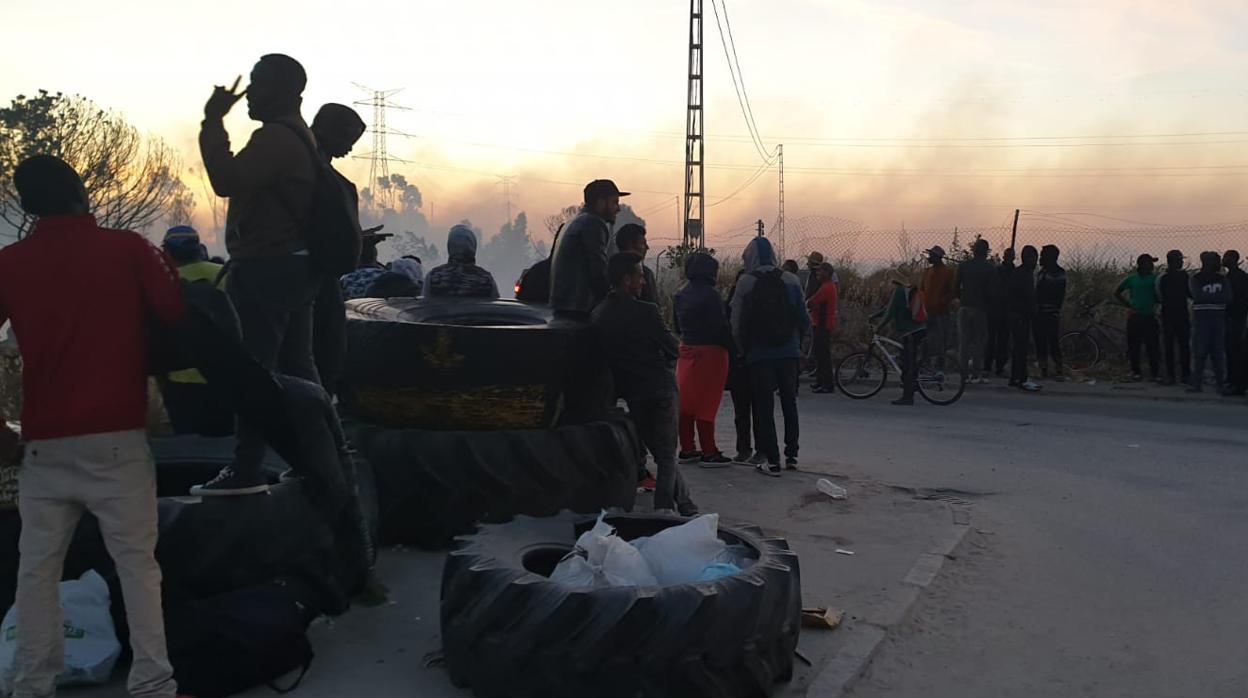 Algunas de las personas desalojadas por el fuego en el asentamiento