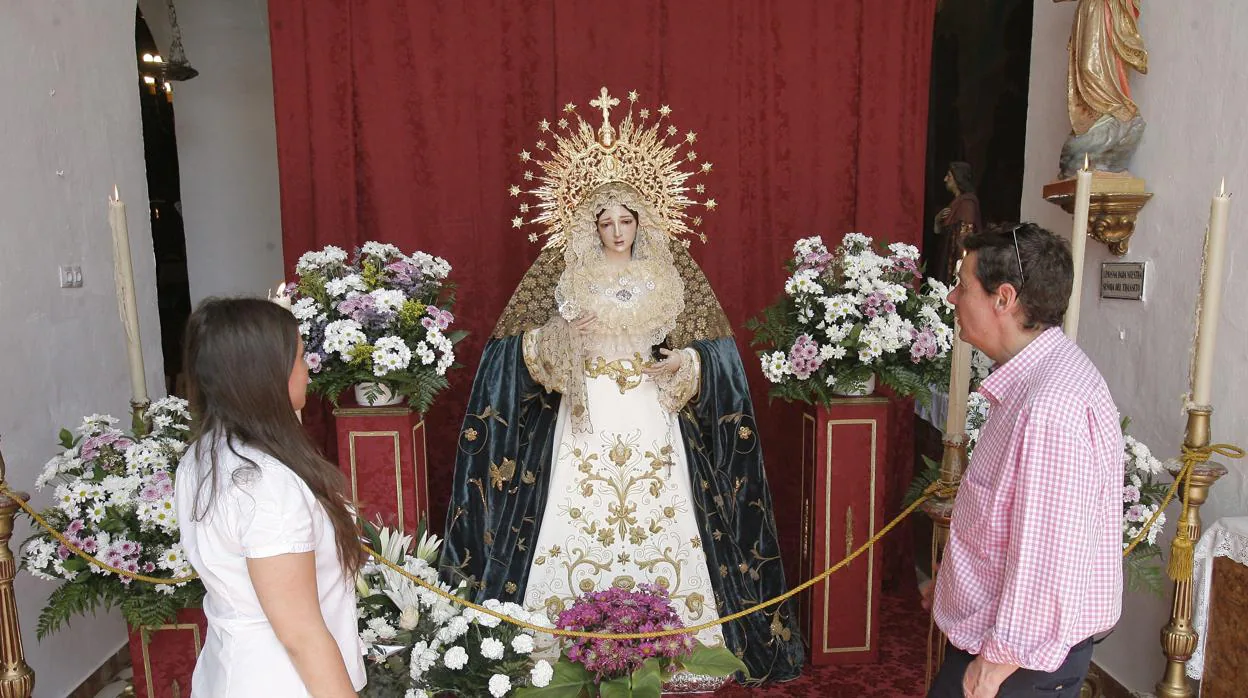 María Santísima del Amor, titular de la Pasión de Córdoba, expuesta en su ofrenda floral en la Paz
