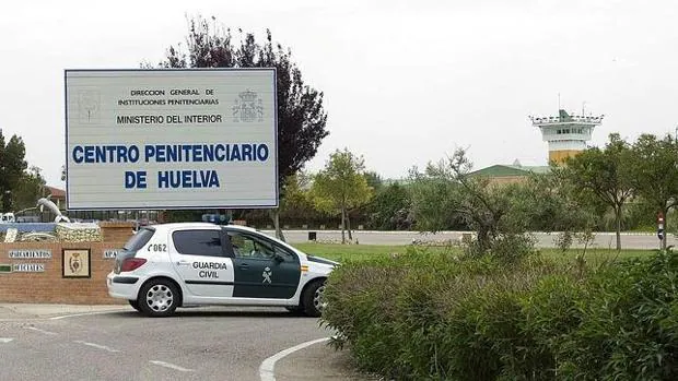 Los funcionarios salvan a un preso peligroso de un incendio en la cárcel de Huelva