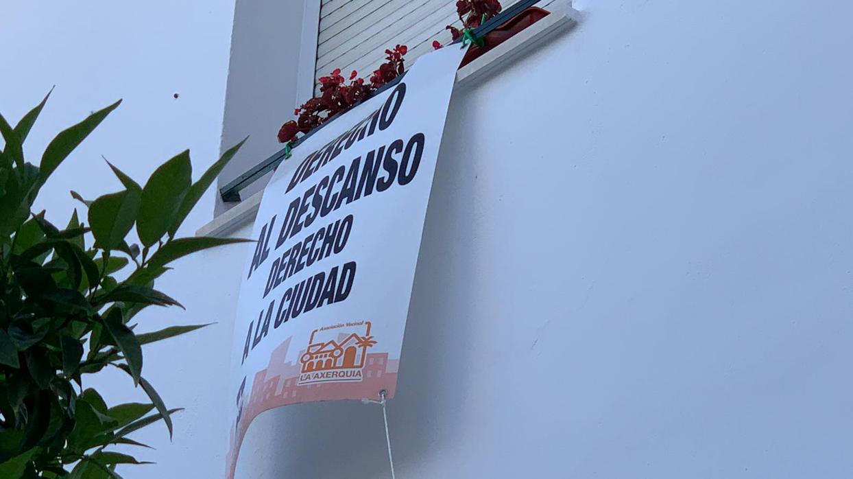 Cartel de denuncia en una vivienda del Casco