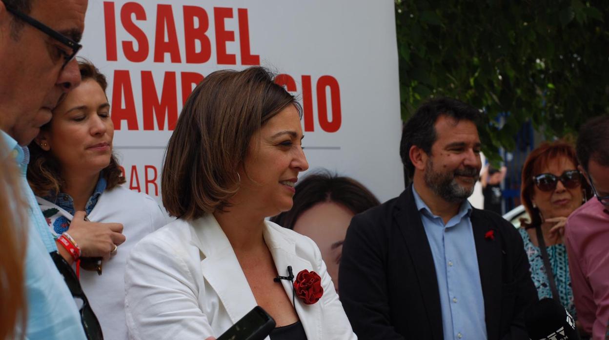 La alcaldesa junto a Joaquín Dobladez en un acto público