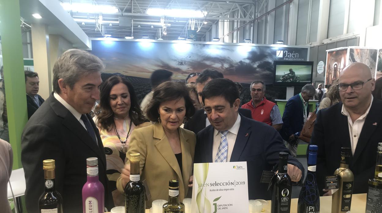 Carmen Calvo, flanqueada por Francisco Reyes y Lucrecio Fernández, durante su visita a Expoliva