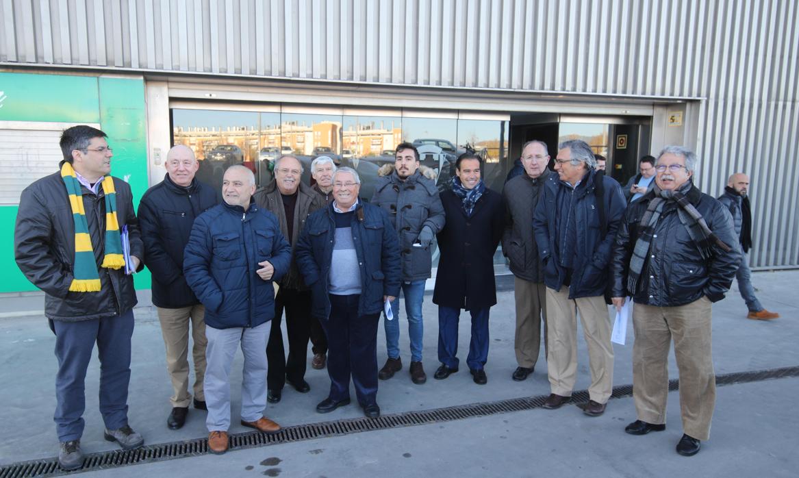 Los minoritarios en la puerta de El Arcángel, antes de la últma Junta General de Accionistas