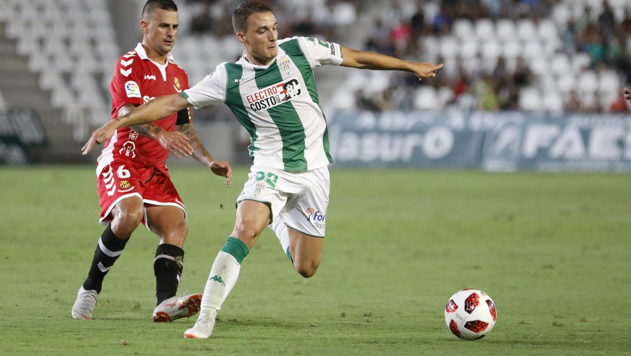 Quezada es perseguido por un rival del Nástic de Tarragona en el partido de Copa del Rey de esta temporada