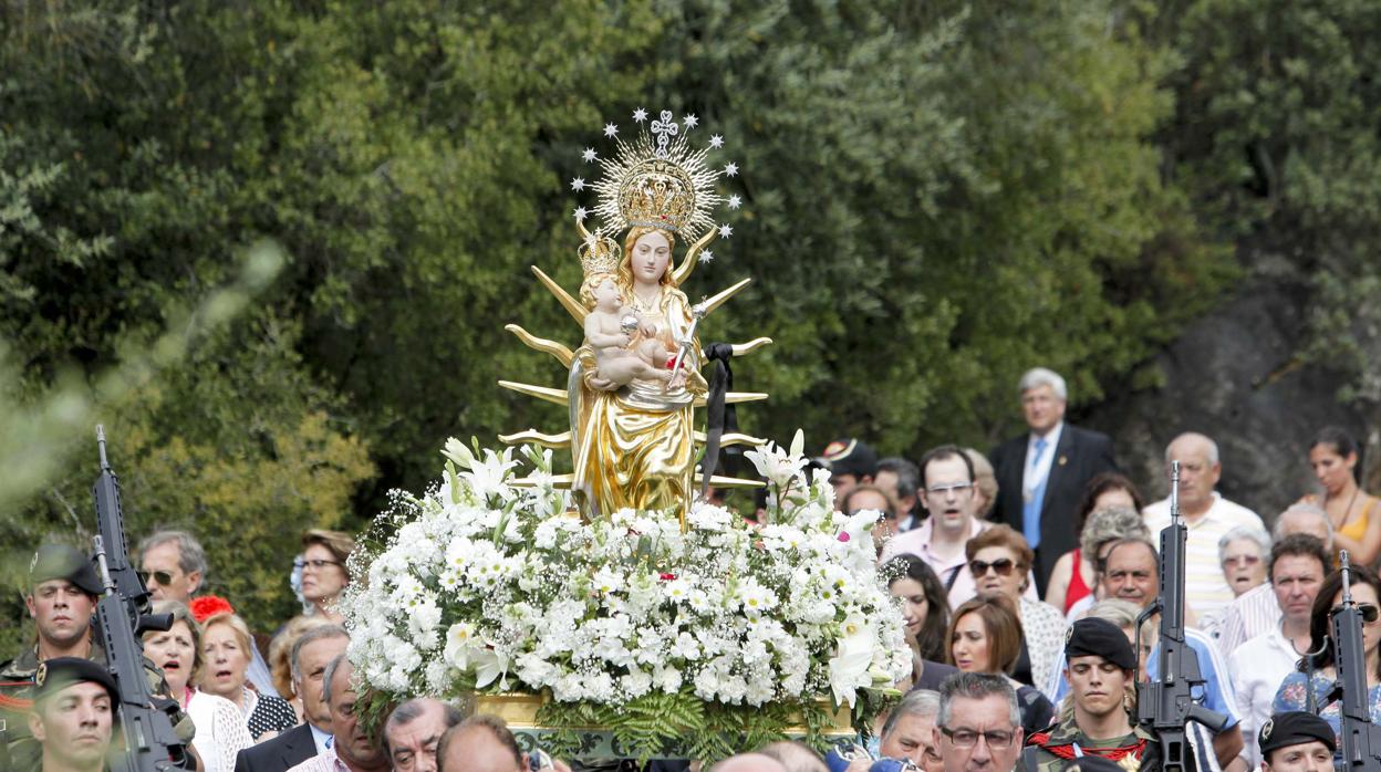 La Virgen de Linares coronada recorre los alrededores de su santuario, acompañada por sus devotos