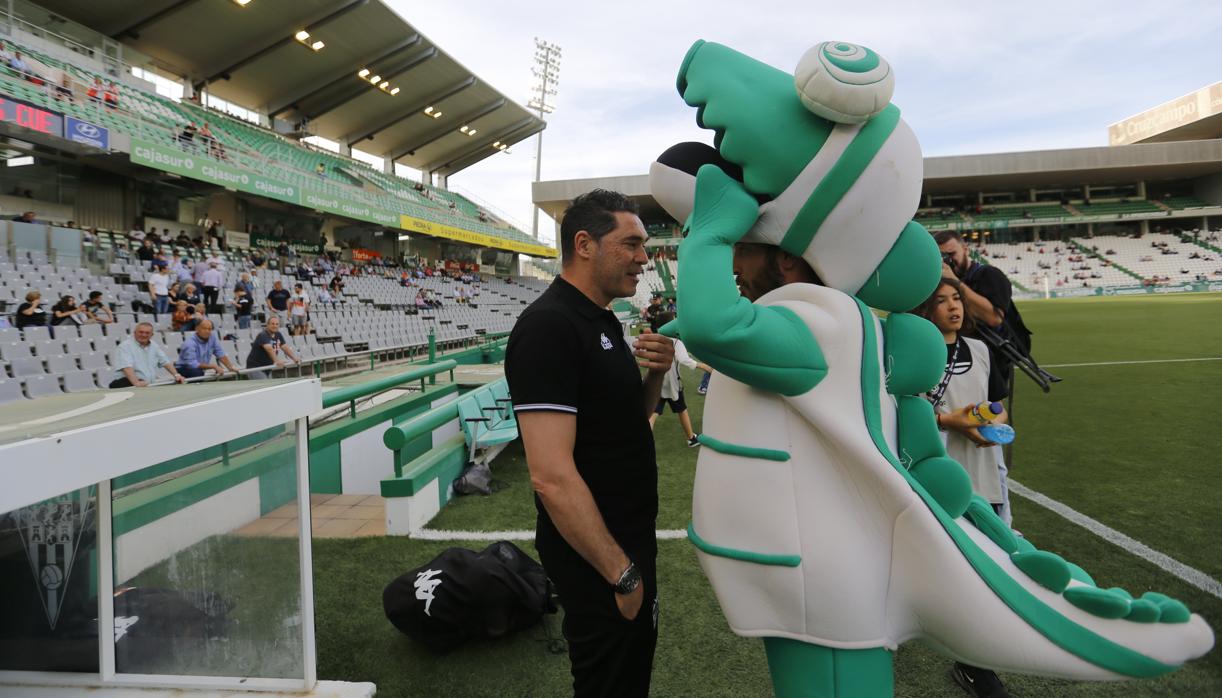 Rafael Navarro antes del partido saludando a Koki