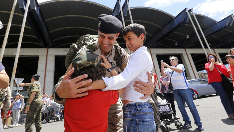 Emotivo recibimiento a parte de las tropas de la BRI X de Córdoba que regresan de la misión en Irak