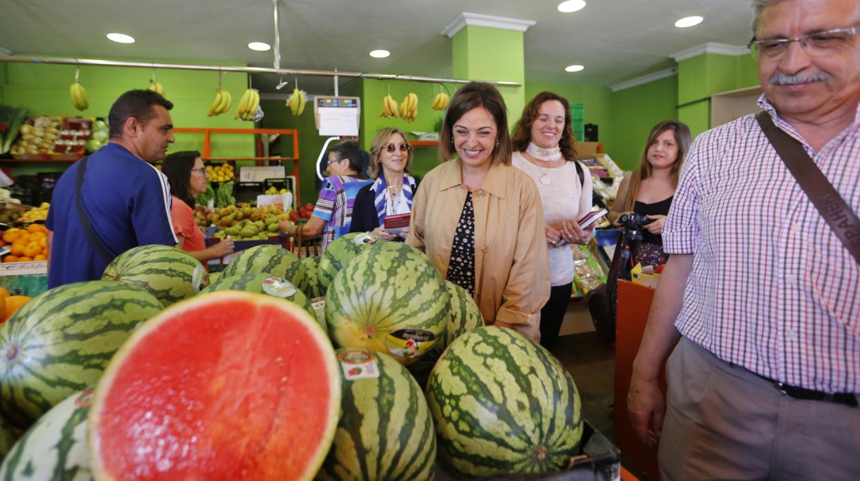 Isabel Ambrosio en una visita a los comercios de las Moreras