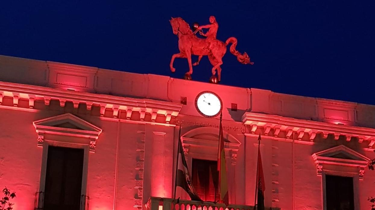 Fachada del Ayuntamiento de Granada teñida de rojo