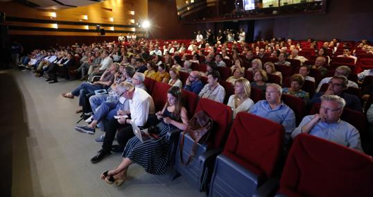 Público asistente al debate en el Rectorado