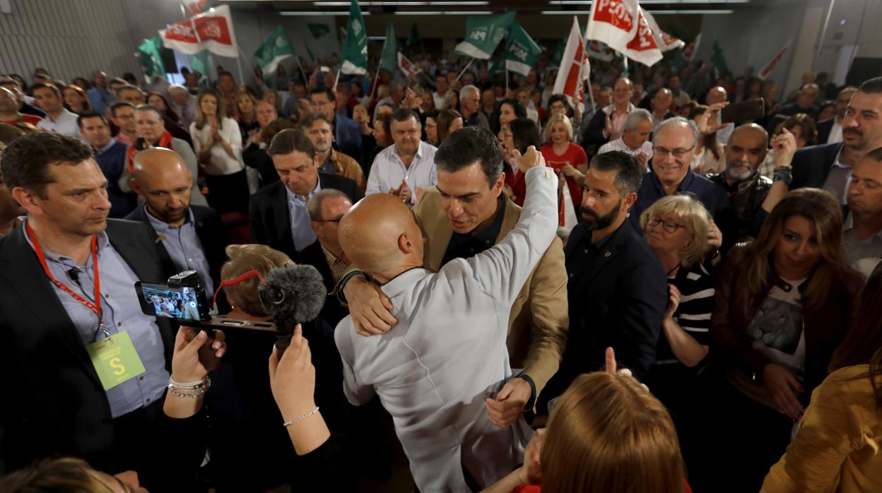 Mitin de Pedro Sánchez, junto a Susana Díaz y Luis Planas, en marzo pasado en Córdoba