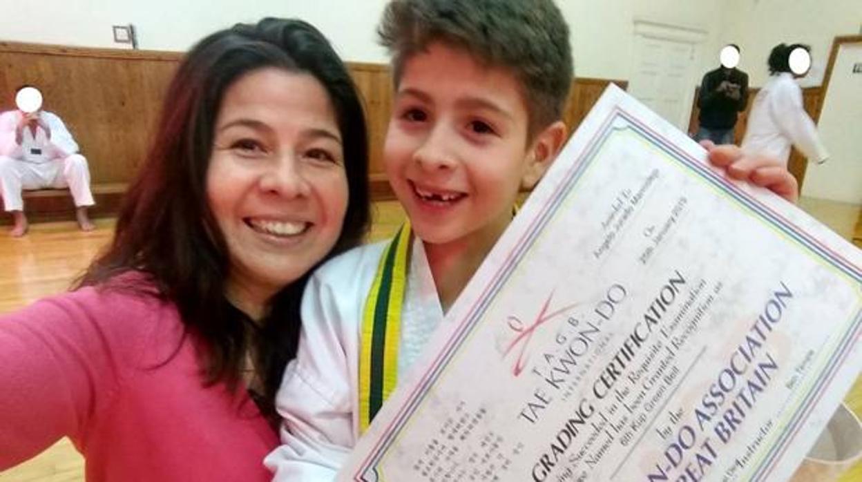 Karol Marmolejo, junto a su hijo Angelo, en una competición deportiva