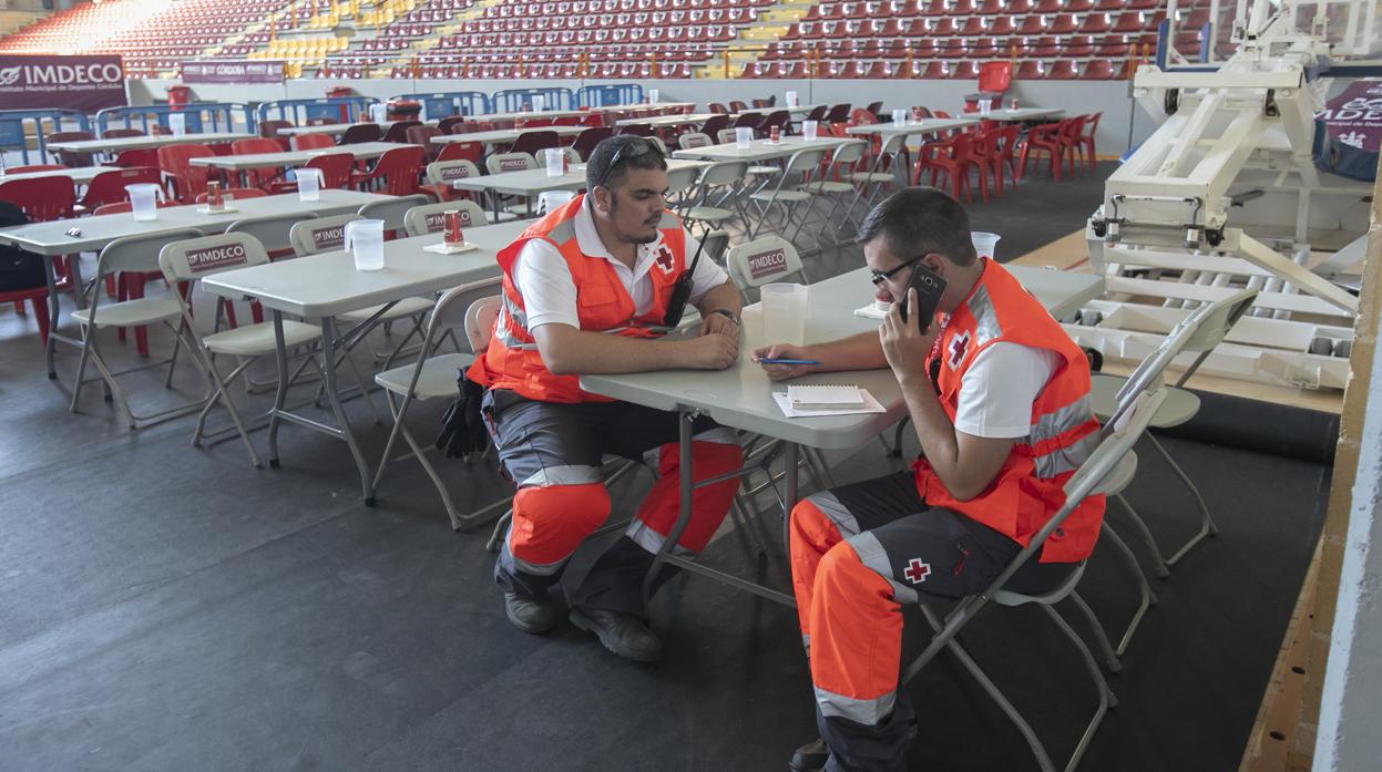 Dos voluntarios de Cruz Roja, en Vista Alegre para recibir a migrantes en Córdoba