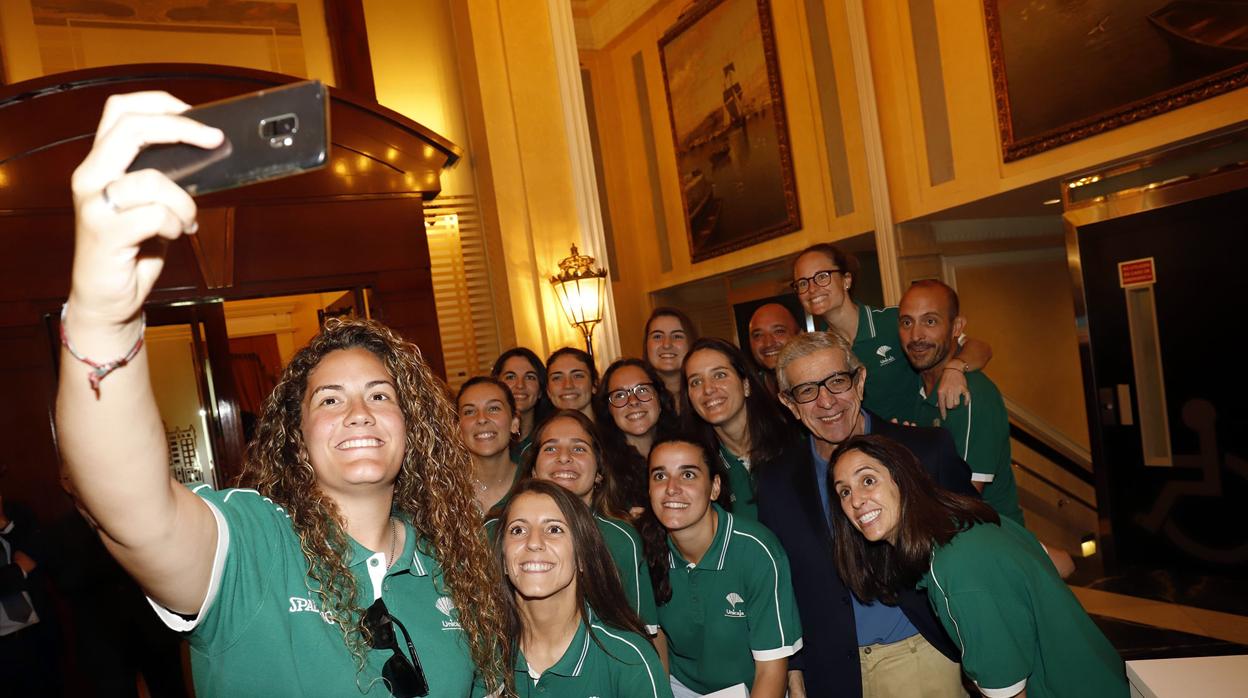 Selfie del equipo con Braulio Medel, presidente de la Fundación Unicaja