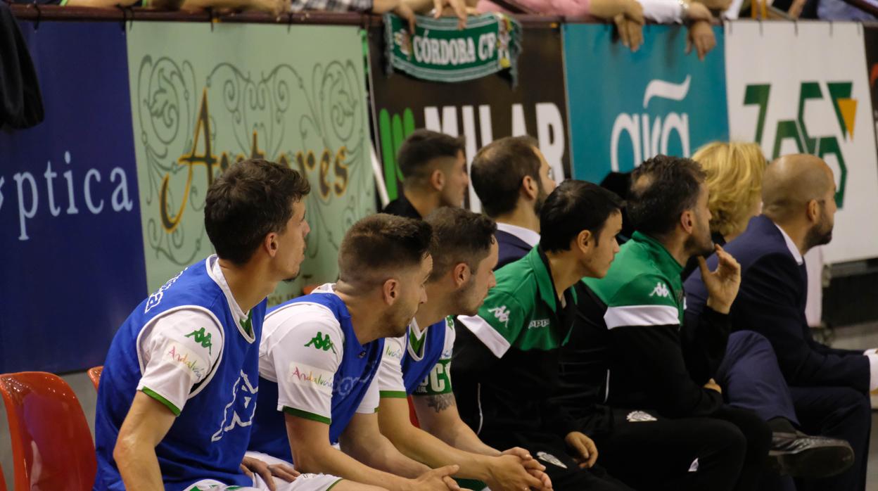 El banquillo del Córdoba Futsal sigue atento el partido ante el Betis