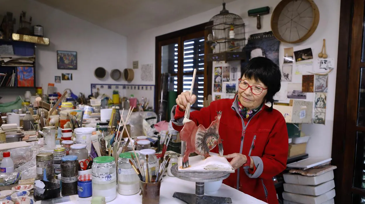 Hisae Yanase, trabajando en su estudio de Córdoba, en noviembre de 2018
