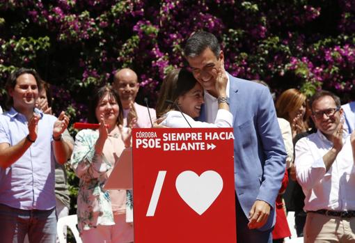 Pedro Sánchez llama en Córdoba a frenar al «trifachito» con un voto masivo y socialista
