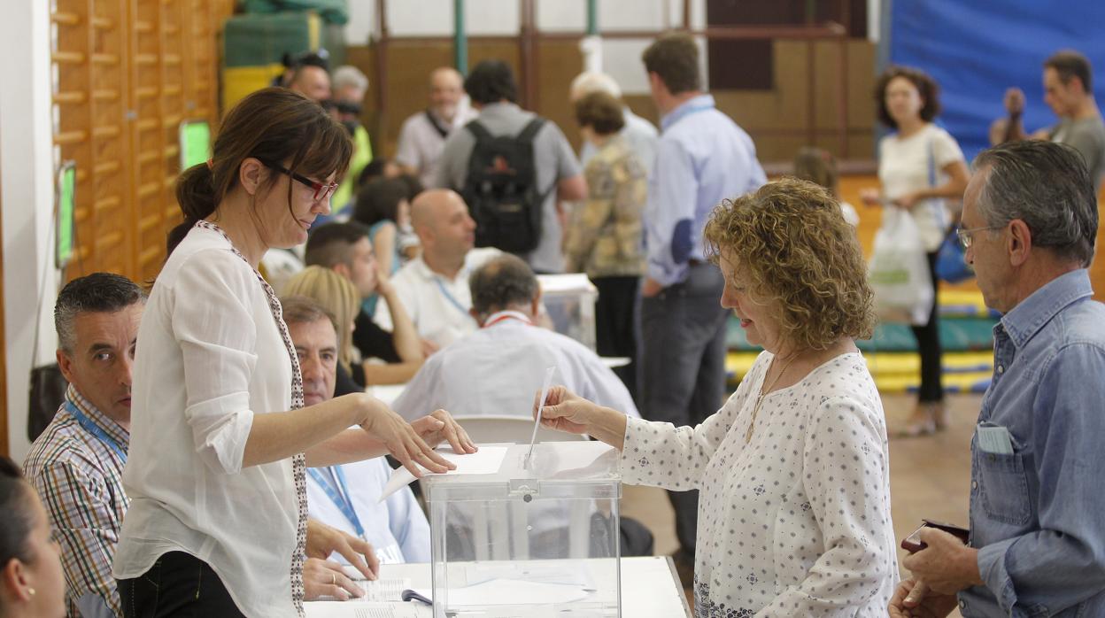 Una mujer deposita su voto en una urna en las pasadas municipales