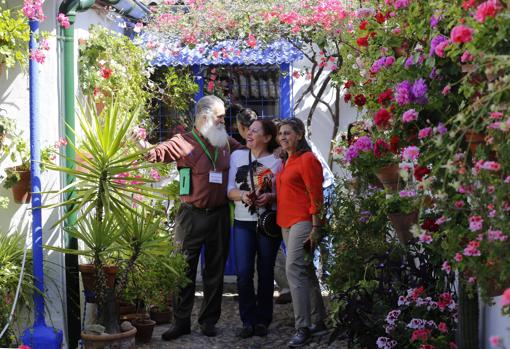 Un guía conversa con turistas en el patio de la calle Marroquíes, 6