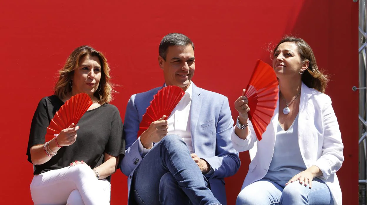 Susana Díaz, Pedro Sánchez e Isabel Ambrosio durante el mitin