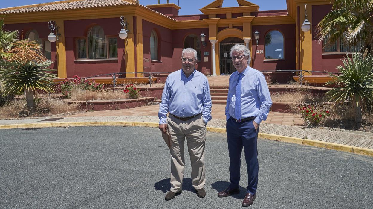 A la izquierda López Casas acompañado de su abogado Manuel Alcedo,ante las deterioradas instalaciones de la casa club del Campo de Golf de Matalascañas