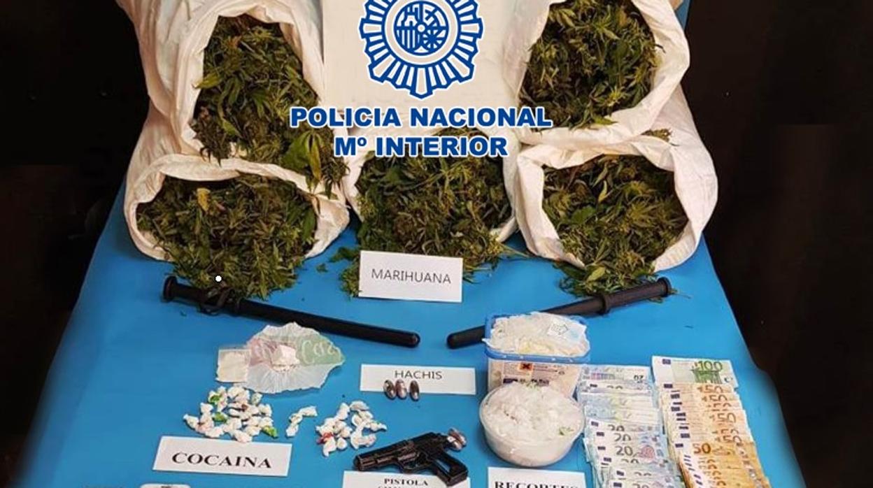 Droga y efectos intervenidos por la Policía Nacional