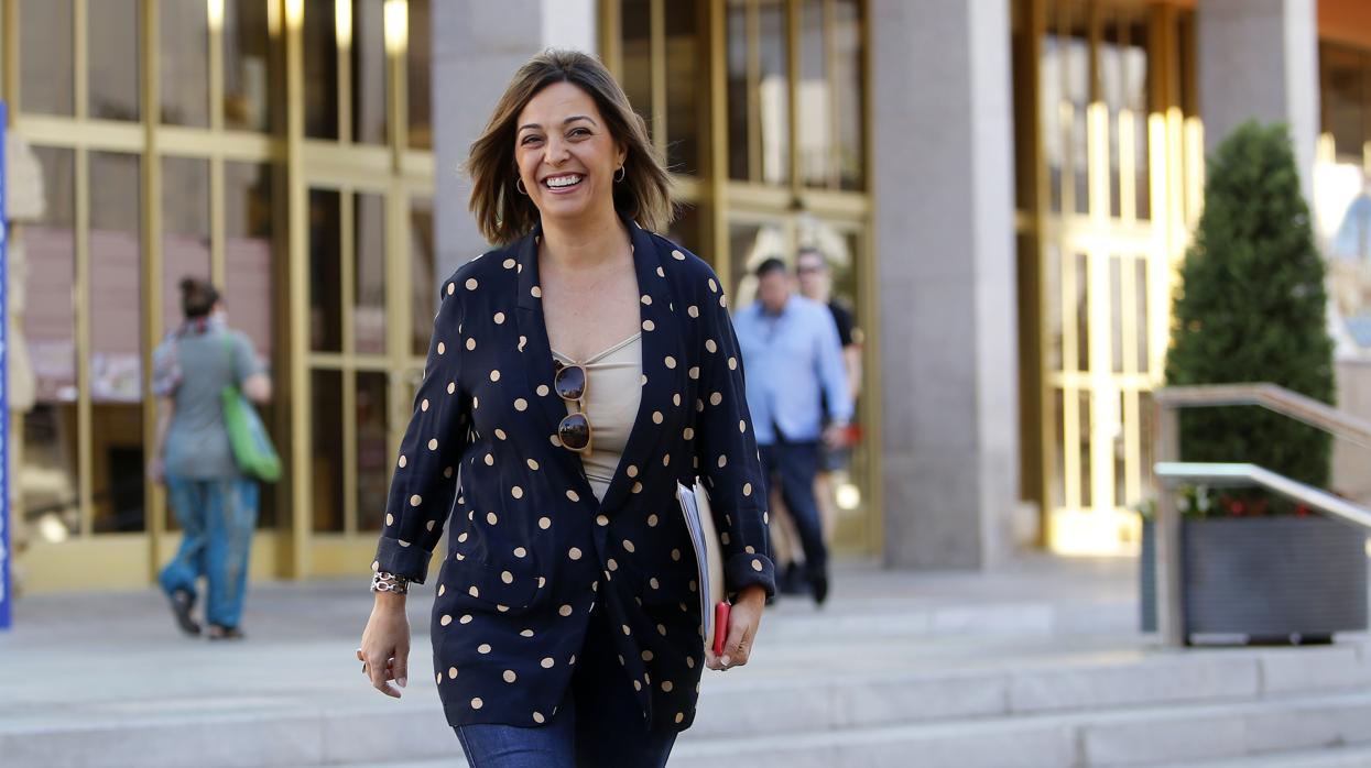 La alcaldesa, a las puertas del Ayuntamiento instantes antes de atender a ABC