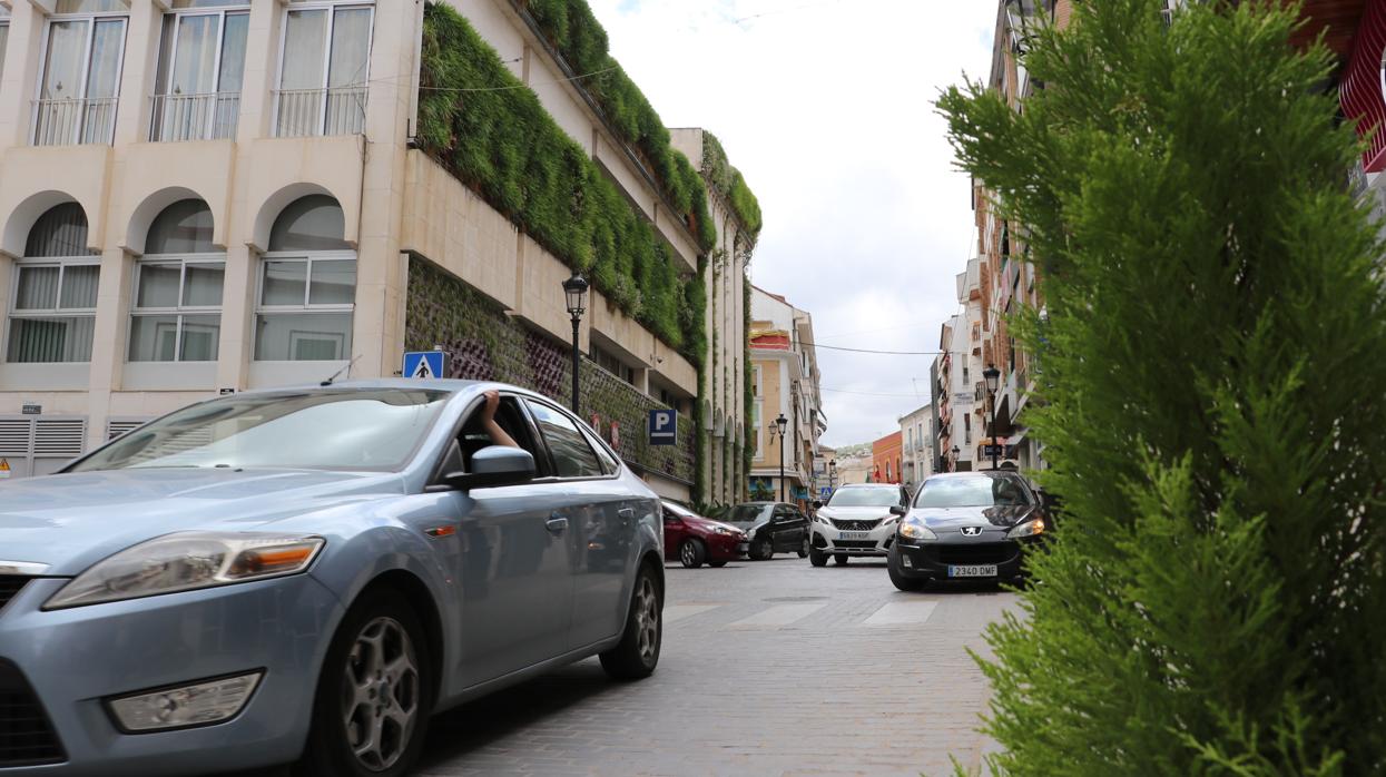 Vehículos saliendo del parking de Plaza Nueva, en el centro de Lucena