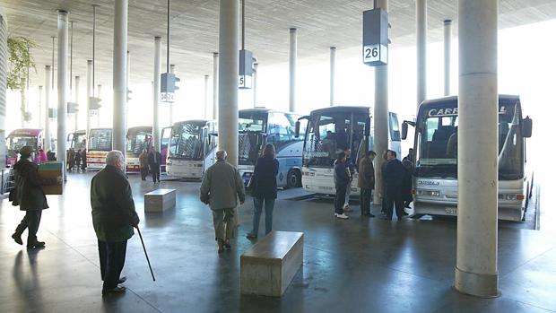 Siete líneas de autobús interurbano caducadas abarcan a 54 municipios de Córdoba