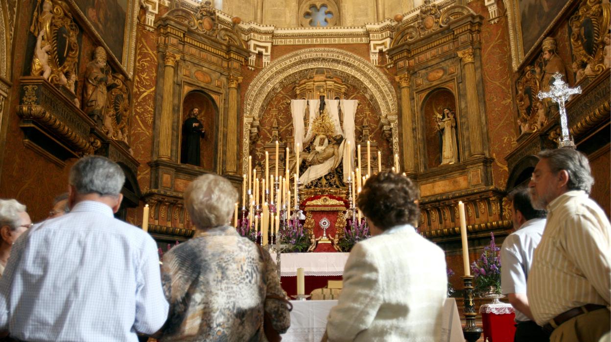 Nuestra Señora de las Angustias coronada en el altar mayor de la iglesia de San Agustín de Córdoba