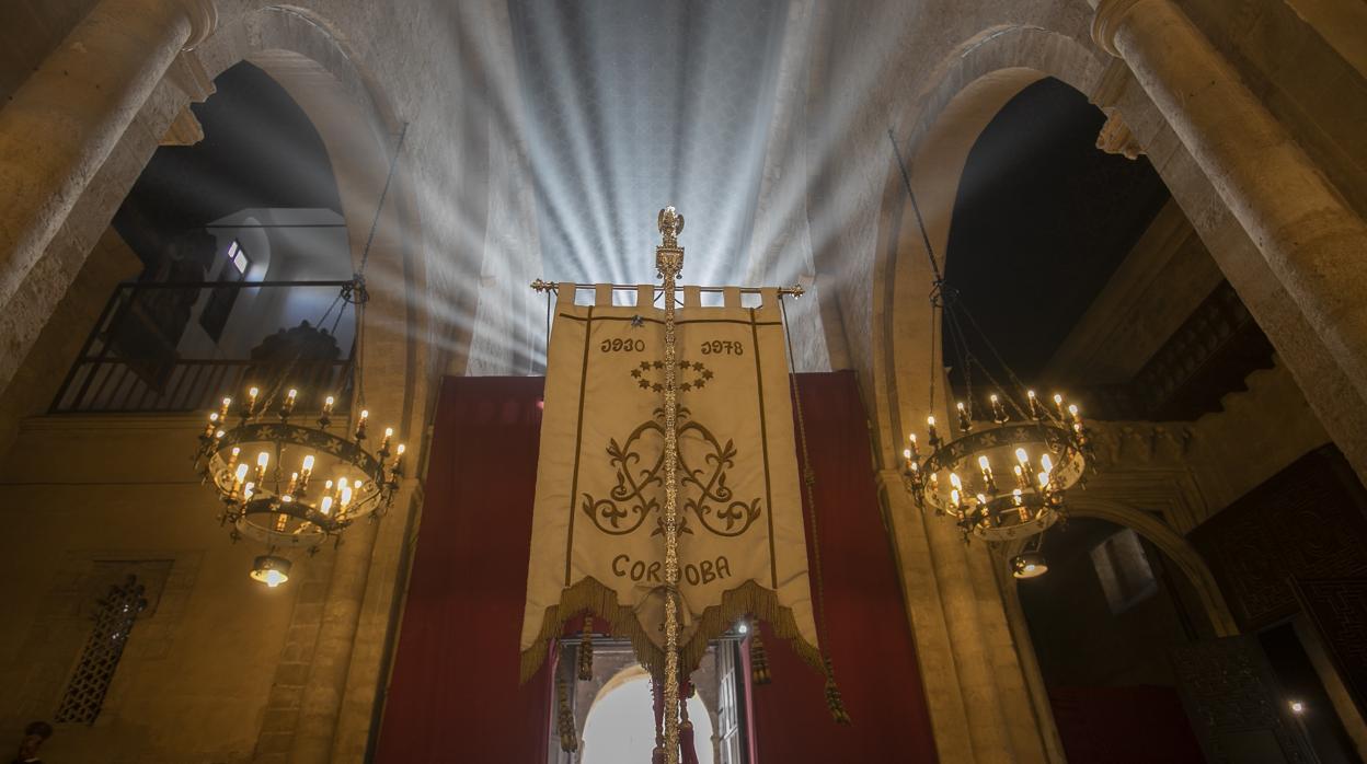 El Simpecado de la hermandad del Rocío de Córdoba sale desde la real iglesia de San Pablo