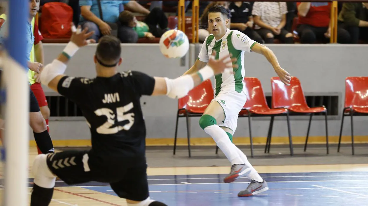 Lanzamiento a portería de un jugador del Córdoba Futsal