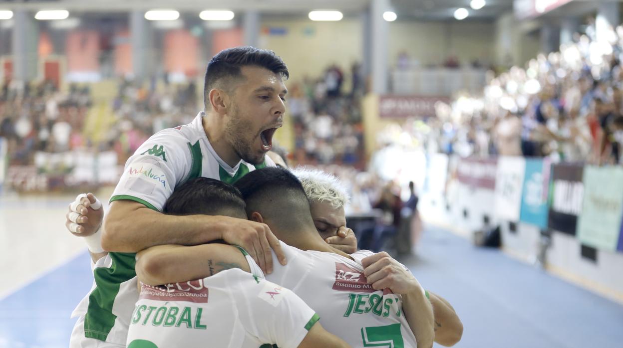 Los jugadores del Córdoba Futsal celebran un gol ante el Betis en el play off