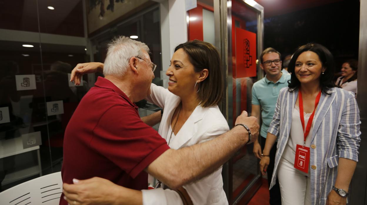 Ambrosio se abraza a Emilio Aumente