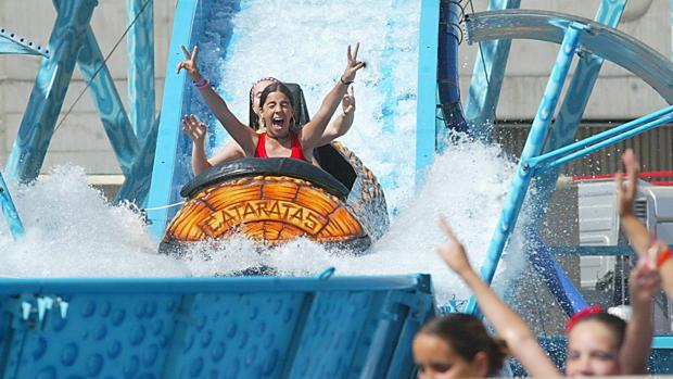 Un trabajador resulta herido al quedar su pierna atrapada en las Cataratas de la Feria de Córdoba