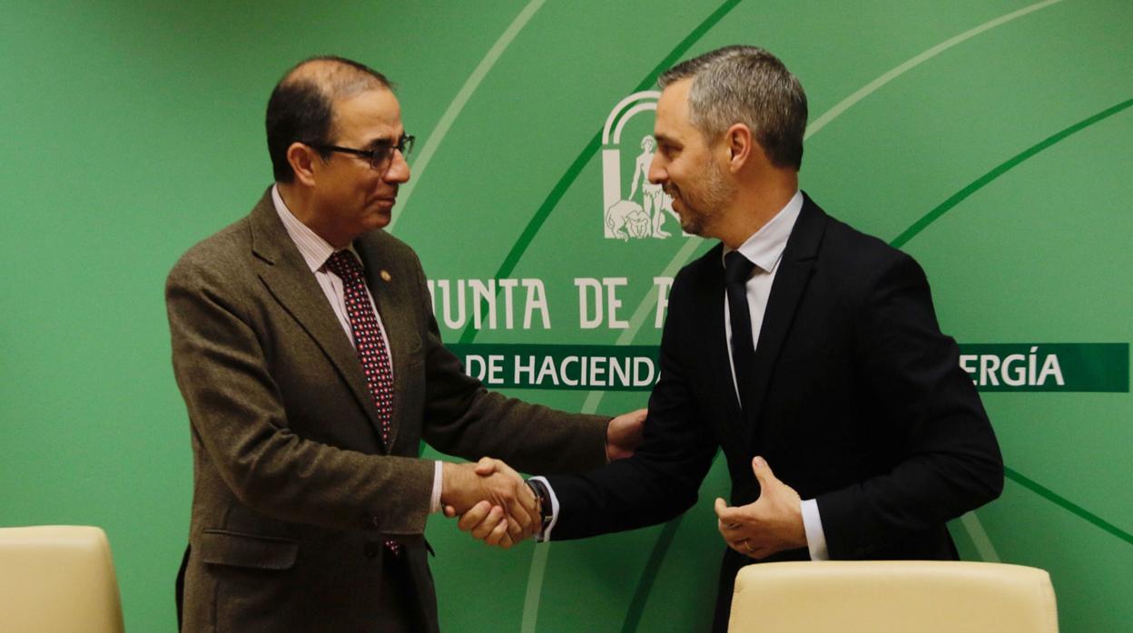 El rector de la Universidad de Sevilla, Miguel Ángel Castro y el consejero de Hacienda, Juan Bravo