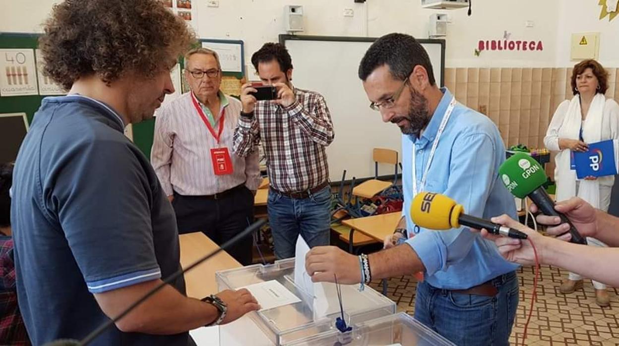 Juan Franco, el gran triunfador en el Campo de Gibraltar, vota en La Línea de la Concepción