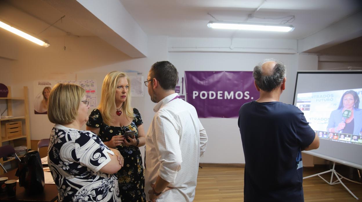 La candidata de Podemos, Cristina Pedrajas, durante la noche electoral