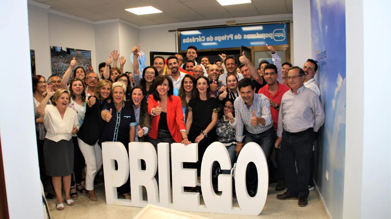 Celebración de la victoria por mayoría absoluta del PP en Priego