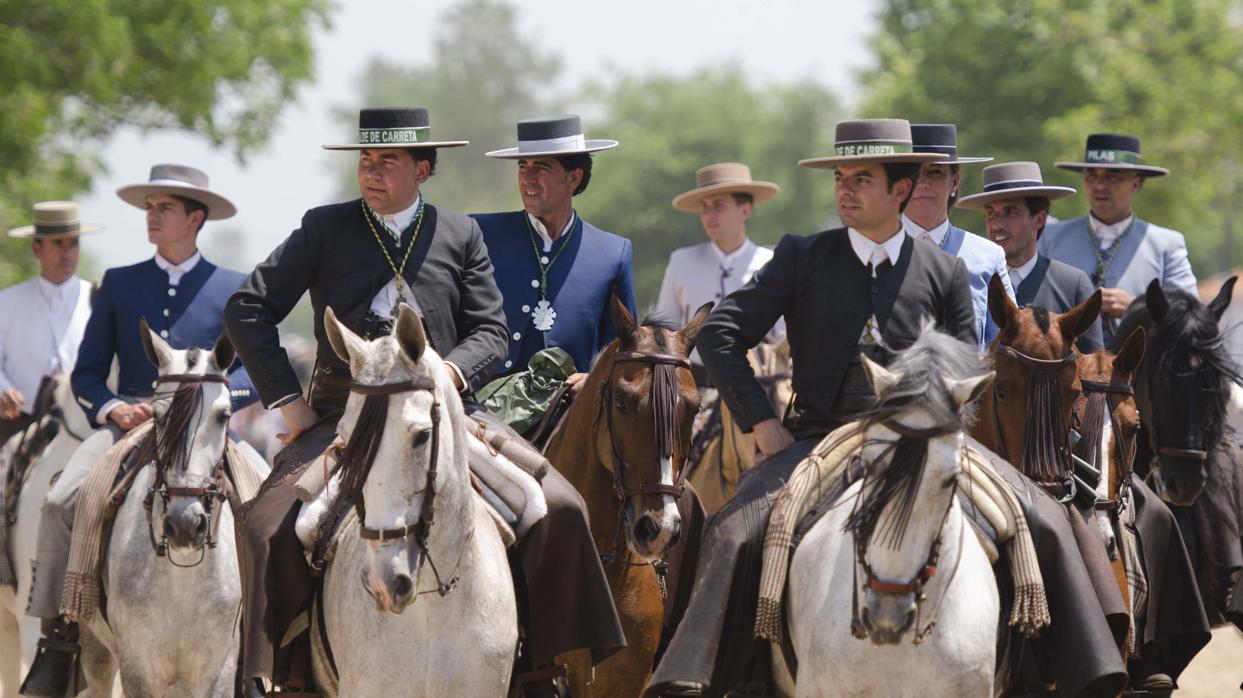 Caballistas de la Hermandad del Rocío de Pilas en la Romería 2018