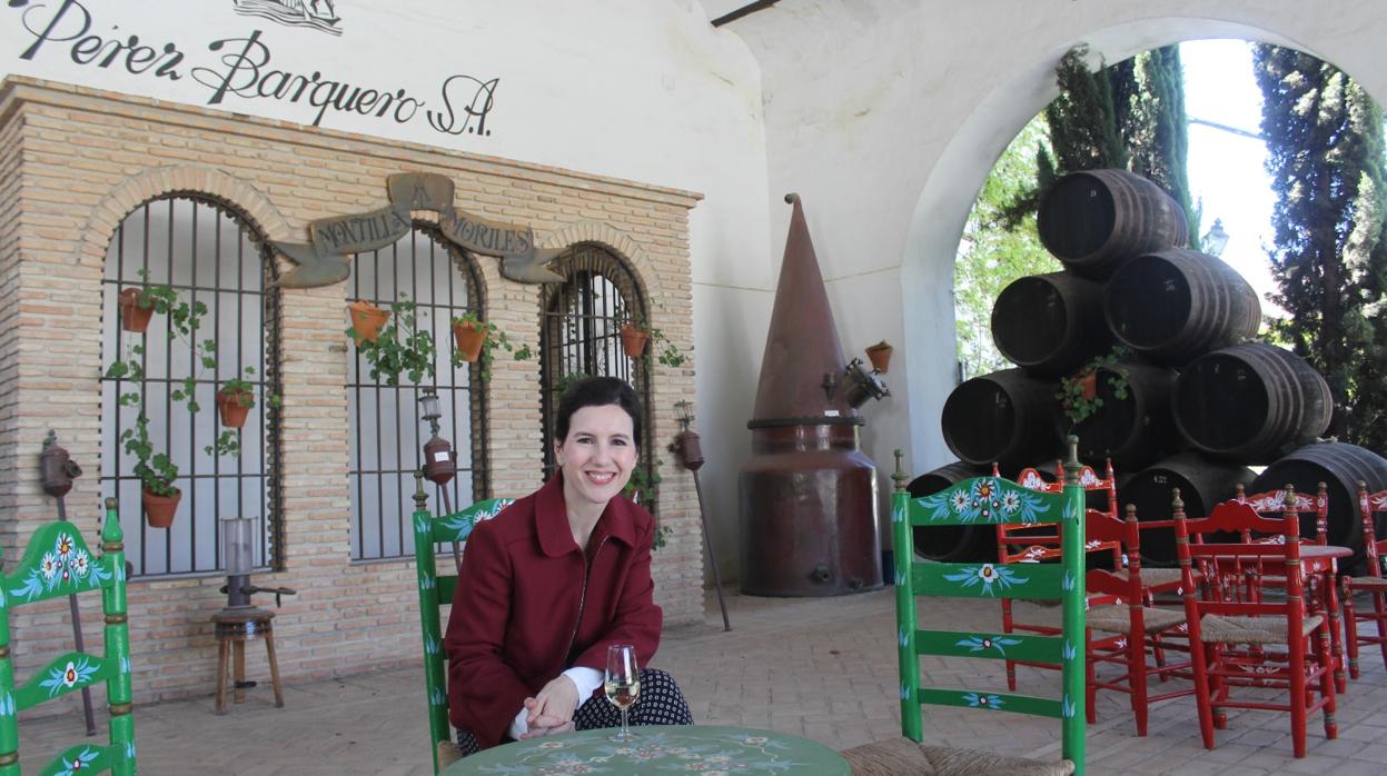 Adela Córdoba, en una bodega de Pérez Barquero