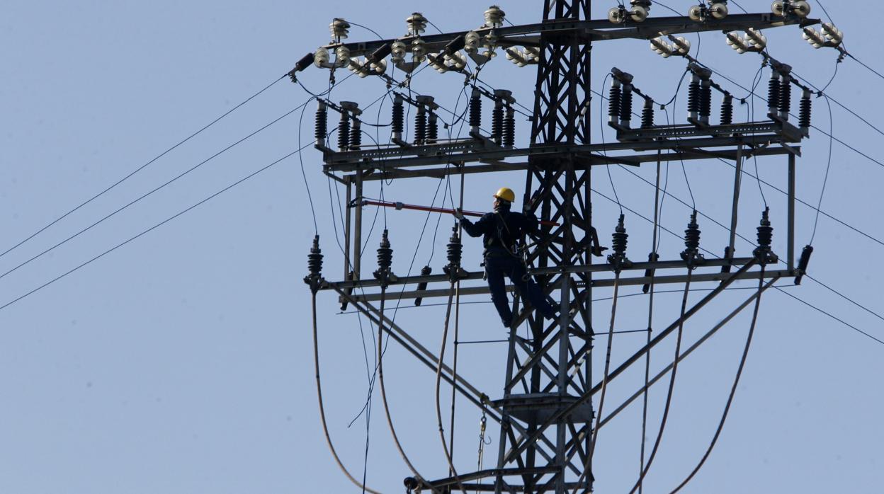 Operario trabaja sobre un cableado eléctrico