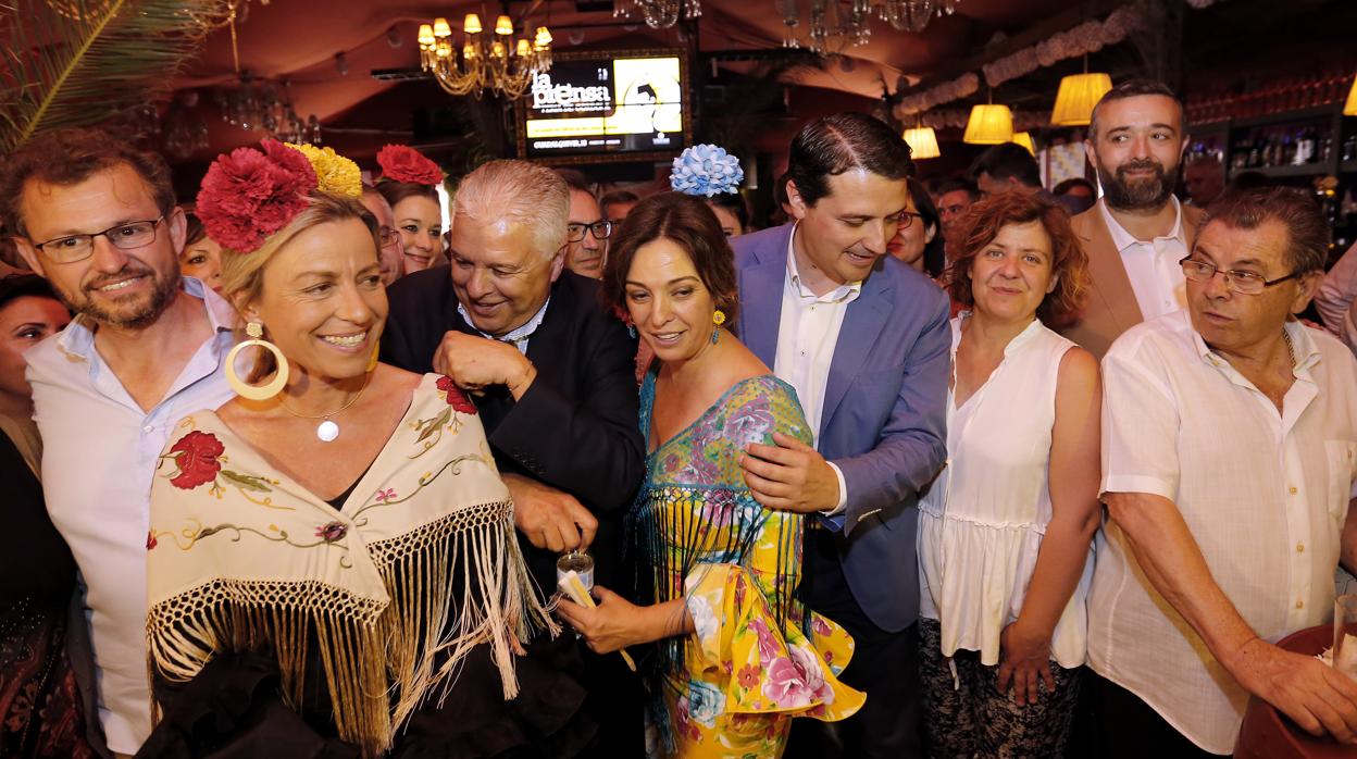 Dorado, Albás, Rodríguez Aparicio -presidente de la Asociación de la Prensa-, Ambrosio, Bellido, Doblas y Saco, ayer en la recepción de la prensa en la Feria de Córdoba