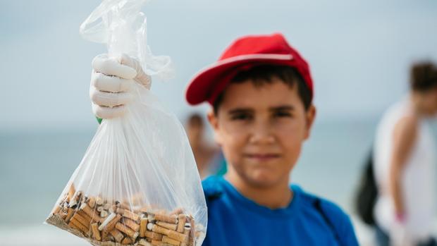 La Junta de Andalucía promueve playas libres de cigarrillos