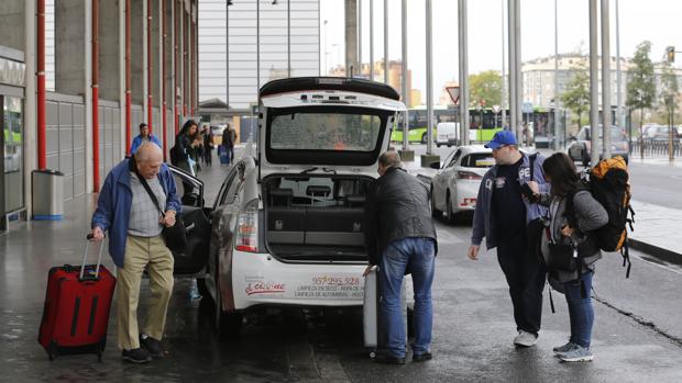 Cuatro taxis de Córdoba podrán llevar hasta 9 pasajeros a la vez