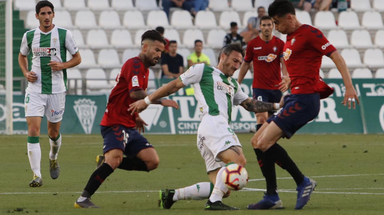 Piovaccari y Bodiger, dos novedades del once, en una acción del Córdoba CF-Osasuna