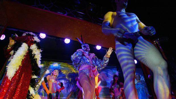 Mujeres desnudas y escenas eróticas para promocionar el turismo de congresos de Zaragoza en Málaga